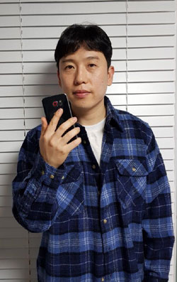 개그 듀오 조세호와 남창희가 지난 28일 경기지방경찰청의 카메라 악용 범죄 예방 캠페인 ‘빨간원 프로젝트’에 동참하며 인증 사진을 찍고 있다. 경기남부지방경찰청 제공