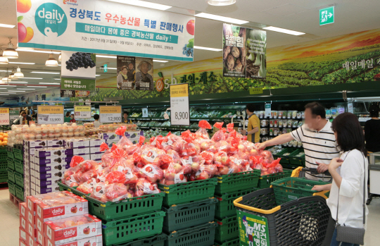 오는 2019년부터 시행 예정인 ‘농약허용물질목록 관리제도’(PLS·Positive List System)로 농산물 안전에 대한 소비자 불안이 해소될 것으로 기대되는 반면, 준비가 미흡한 농가들은 재배 및 판로 확보에 어려움을 겪을 수도 있을 것으로 예상되고 있다. 사진은 과일 특판전이 열리고 있는 한 대형마트에서 소비자들이 제품을 고르고 있는 모습.  연합뉴스