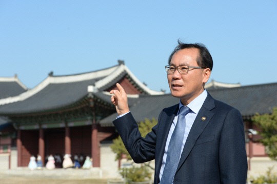 김종진 문화재청장이 조선시대 행정관원들이 드나들던 경복궁 유화문(維和門) 앞에서 우리 문화재의 소중함에 대해 설명하고 있다.   김호웅 기자 diverkim@