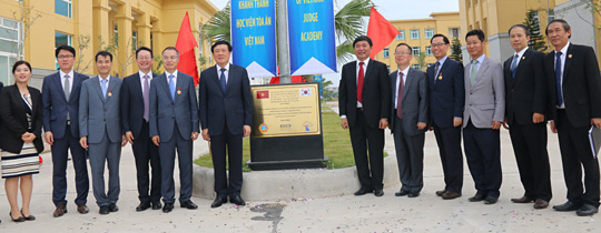 2016년 7월 대법원과 한국국제협력단(KOICA), 베트남 법원 관계자들이 베트남 법원연수원 건물 완공을 기념해 사진을 찍고 있다.  대법원 제공