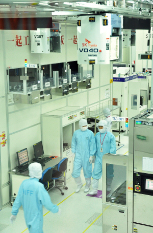 중국 우시에 위치한 SK하이닉스 D램 생산라인 모습.  SK 그룹 제공