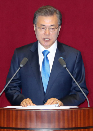 문재인 대통령이 1일 오전 국회 본회의에서 2018년도 예산안 시정연설을 하고 있다.