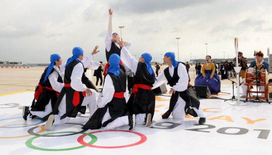 1일 오전 인천국제공항에서 열린 2018 평창동계올림픽 성화 환영행사에서 축하공연이 펼쳐지고 있다.