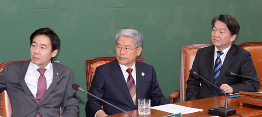 안철수(오른쪽) 국민의당 대표가 1일 오전 국회에서 열린 최고위원회의에서 ‘오늘의 국감’으로 선정된 김삼화 의원의 발표를 듣고 있다.