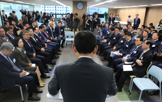 주호영(등을 보이고 있는 사람) 바른정당 당대표 권한대행 겸 원내대표가 1일 오전 여의도 당사에서 열린 국회의원·원외위원장 연석회의에서 발언을 하고 있다.  연합뉴스