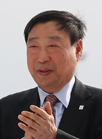 이희범 2018 평창동계올림픽 조직위원장이 1일 오전 인천국제공항에서 열린 성화 환영행사에서 박수를 치고 있다.  김선규 기자 ufokim@