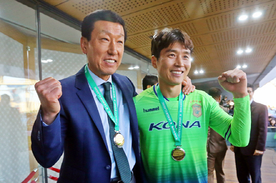 전북 현대의 이동국(오른쪽)과 최강희 감독이 지난 29일 전주월드컵경기장에서 KEB하나은행 K리그 클래식 1위를 확정한 뒤 포즈를 취했다. 뉴시스