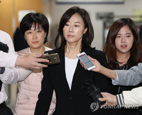 (서울=연합뉴스) 문화·예술계 지원배제 명단인 이른바 ‘블랙리스트’ 사건으로 기소된 조윤선 전 문화체육관광부 장관이 31일 오전 서초구 서울고등법원에서 열린 항소심 공판에 출석하기 위해 법원에 도착 후 법정으로 향하고 있다. 2017.10.31