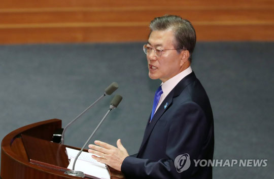 (서울=연합뉴스) 문재인 대통령이 1일 오전 서울 여의도 국회 본회의장에서 내년도 예산안 국회 본회의 상정에 따른 시정연설을 하고 있다.