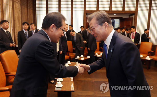 (서울=연합뉴스) 문재인 대통령이 1일 오전 서울 여의도 국회 본회의장에서 내년도 예산안 국회 본회의 상정에 따른 시정연설을 하기 앞서 국회의장실에서 자유한국당 홍준표 대표 등 여야 대표를 만나 인사하고 있다.