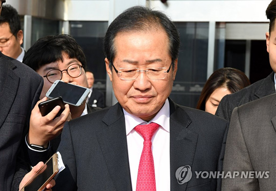 (서울=연합뉴스) 자유한국당 홍준표 대표가 1일 오전 내년도 예산안 국회 본회의 상정에 따른 시정연설을 위해 국회에 도착한 문재인 대통령과 사전 환담을 마친 뒤 국회를 나서고 있다.