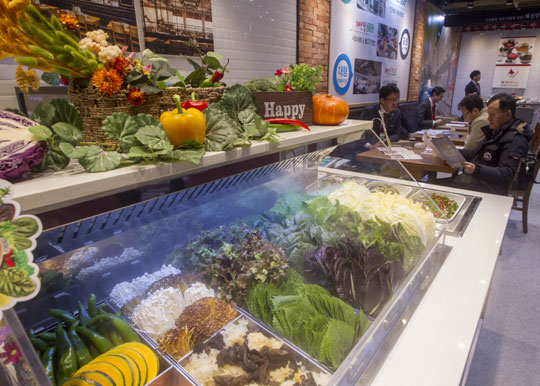 올해 초 서울 강남구 대치동 서울무역전시컨벤션센터(SETEC)에서 열린 ‘2017년 프랜차이즈 박람회’에 우리의 우수 농산물이 전시돼 있다.