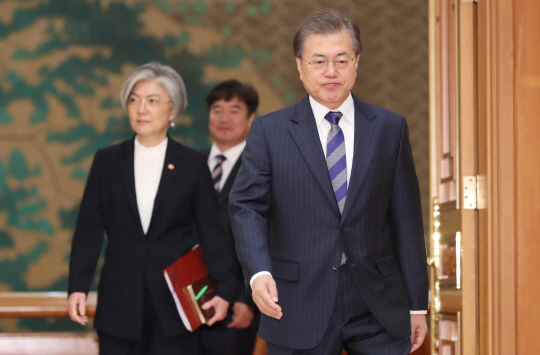 문재인 대통령이 2일 오전 청와대에서 열린 아일랜드 등 6개국 주한 대사 신임장 제정식에 참석하기 위해 행사장으로 들어서고 있다. 연합뉴스