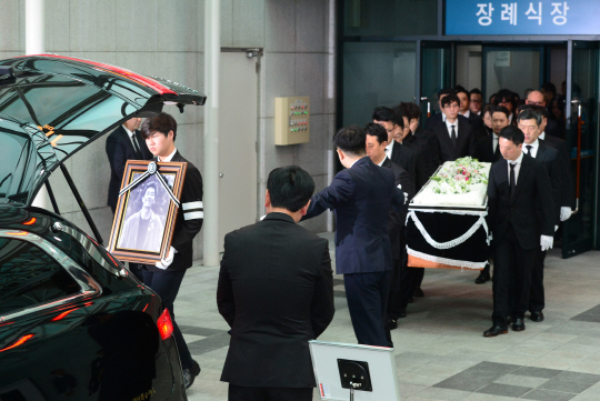 2일 서울 송파구 서울아산병원에서 열린 배우 고 김주혁의 발인식에서 고인의 학창시절 친구들이 시신을 운구하고 있다.  신창섭 기자 bluesky@