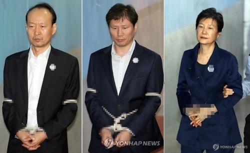 2일 영장실질심사 받기 위해 출두하는 이재만(왼쪽)-안봉근 전 비서관, 10월16일 구속연장후 첫공판 출석하는 박근혜 전 대통령[연합뉴스 자료사진]