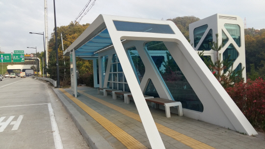 지난 1일 오전 경기 의정부시 민락2지구를 통과하는 국도 3호선 대체 우회도로에 설치한 간선급행버스체계 정류장이 제대로 운영되지 못해 승객들의 저조한 이용률로 텅 빈 채 방치돼 있다.