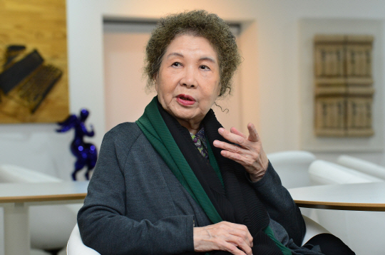 김남조 시인은 “승패가 원리인 정치는 시인에게 낯선 세계이지만, 나라의 존폐를 좌우하니 관심을 가질 수밖에 없다”며 “정치권력이 무언가를 급하게 이루려 하지 말고 ‘농부의 시간’을 배워서 차분하게 걸어갔으면 한다”고 했다.  신창섭 기자 bluesky@