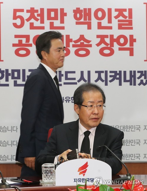 홍준표 대표 지나치는 친박 김태흠 의원