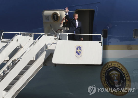 일본 도착한 트럼프 미국 대통령 [AP=연합뉴스]