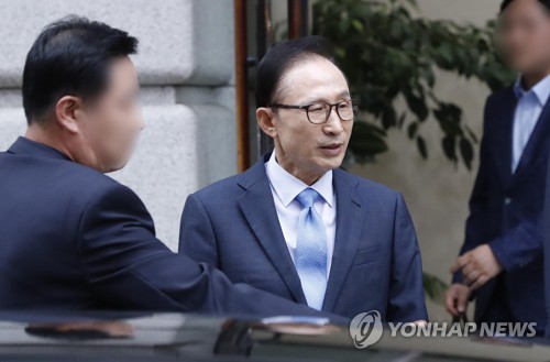 사무실 나서는 이명박 전 대통령 [연합뉴스 자료사진]