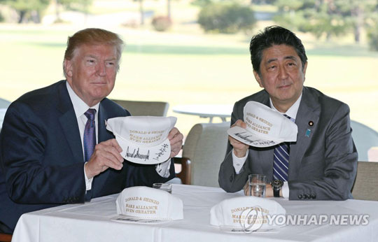 (사이타마 교도=연합뉴스) 도널드 트럼프 미국 대통령(왼쪽)과 아베 신조(安倍晋三) 일본 총리가 5일 사이타마(埼玉) 현 가스미가세키(霞が關)CC에서 오찬을 하기에 앞서 함께 서명한 모자를 들어 보이고 있다. 2017.11.5