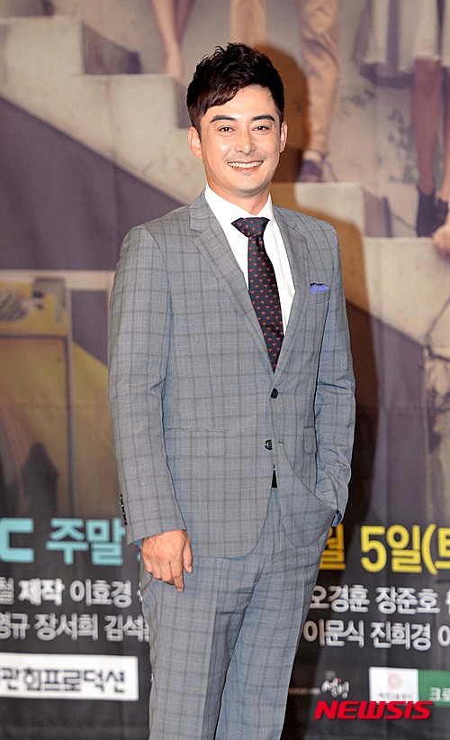 【서울=뉴시스】배우 이세창이 31일 오후 서울 마포구 MBC 상암 신사옥 골든마우스홀에서 열린 새 주말드라마 ‘엄마(연출 오경훈)’ 제작발표회에서 포토타임을 갖고 있다. 2015.08.31.