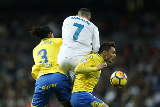 레알 마드리드의 크리스티아누 호날두(가운데)가 6일 오전(한국시간) 스페인 마드리드의 산티아고 베르나베우에서 열린 프리메라리가 라스 팔마스와의 홈경기에서 마우리시오 레모스(왼쪽), 시모 나바로 사이에 끼었다.  AP연합뉴스