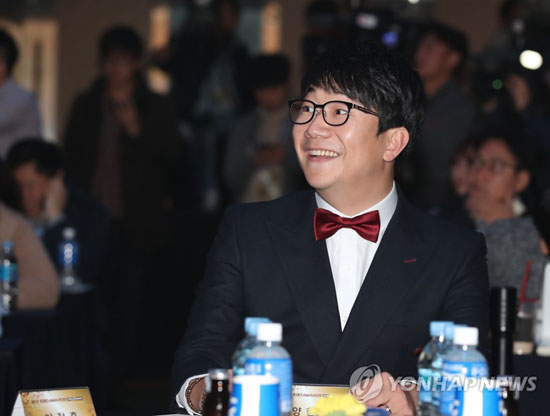 (서울=연합뉴스) KIA 양현종이 6일 오후 서울 강남구 삼성동 코엑스 인터컨티넨탈 호텔에서 열린 2017 타이어뱅크 KBO 시상식에 참석해 환하게 웃고 있다. 2017.11.6