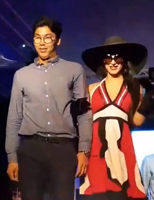 정현(왼쪽)이 6일(한국시간) 이탈리아 밀라노에서 열린 ATP투어 넥스트 제네레이션 파이널 조 추첨식에서 여성 모델과 함께 무대에 등장하며 어색한 표정을 짓고 있다.  벤 로텐버그 트위터