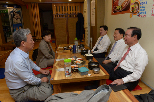 유성엽(맨 왼쪽) 의원 등 국민의당 중진의원들이 7일 오전 서울 여의도 한 식당에서 조찬회동을 하고 있다. 왼쪽부터 유 의원, 조배숙·주승용·황주홍·장병완 의원.