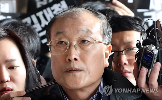 (서울=연합뉴스) 이명박 정부 시절 국가정보원과 공모해 정권 차원의 ‘공영방송 장악’의 실행자 역할을 한 것 아니냐는 의심을 받는 김재철 전 MBC 사장이 조사를 받기위해 6일 서울 서초구 중앙지검으로 들어서고 있다. 2017.11.6