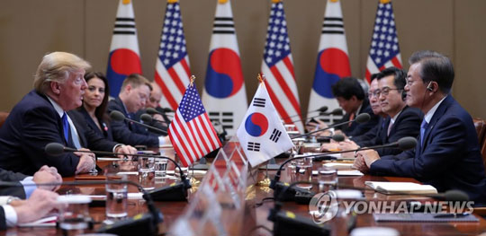 (서울=연합뉴스) 문재인 대통령과 도널드 트럼프 미국 대통령이 7일 오후 청와대에서 열린 확대정상회담을 하고 있다.