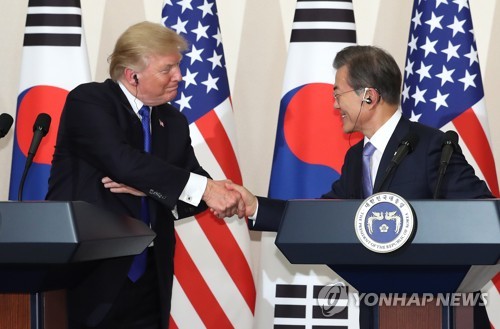 (서울=연합뉴스) 문재인 대통령과 도널드 트럼프 미국 대통령이 7일 오후 청와대에서 한미 공동 기자회견에서 악수를 하고 있다. 2017.11.7