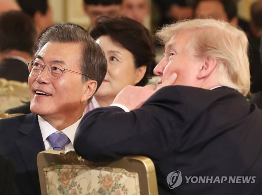 (서울=연합뉴스) 문재인 대통령과 도널드 트럼프 미국 대통령 내외가 7일 오후 청와대 영빈관에서 열린 국빈만찬에서 지난 워싱턴 방문때의 사진을 보고 있다. 2017.11.7