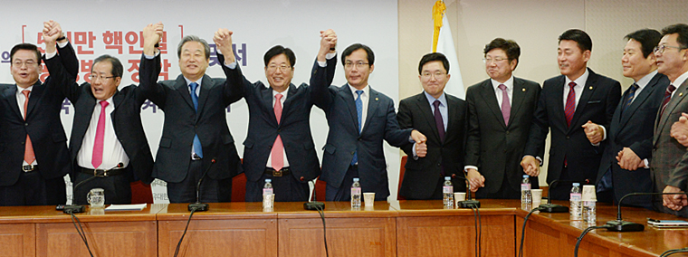 바른정당을 탈당한 8명의 국회의원이 9일 오전 서울 여의도 자유한국당 당사에서 열린 입당식에 참석해 홍준표(왼쪽 두 번째) 대표와 정우택(맨 왼쪽) 원내대표 등 한국당 지도부와 손을 맞잡고 기념촬영을 하고 있다. 왼쪽 세 번째부터 이날 입당한 김무성·강길부·김영우·김용태·이종구·황영철·정양석·홍철호 의원.  김동훈 기자 dhk@