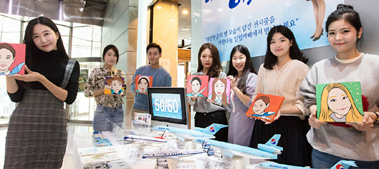 대한항공 SNS 회원들이 ‘사랑나눔 일일카페’를 진행하고 있다. 아래 사진은 SNS 원정대 회원들이 경기 남양주 반려동물복지센터를 찾아 유기견들과 기념촬영을 하는 모습. 대한항공 제공