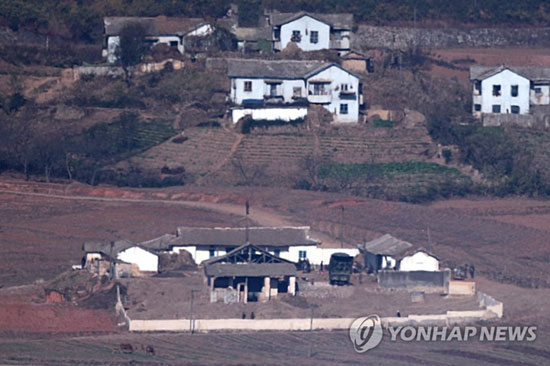 (파주=연합뉴스) 9일 경기도 파주시 오두산 통일전망대에서 북한 황해북도 개풍군 주민들이 탈곡장에 모여 있는 모습이 보이고 있다. 2017.11.9