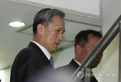 (서울=연합뉴스) 이명박 정부 시절 국군 사이버사령부의 온라인 여론조작 활동에 관여한 혐의를 받는 김관진 전 국방부 장관이 10일 오전 구속 전 피의자 심문(영장실질심사)을 받기 위해 서울 서초동 서울중앙지법 법정으로 향하고 있다. 2017.11.10