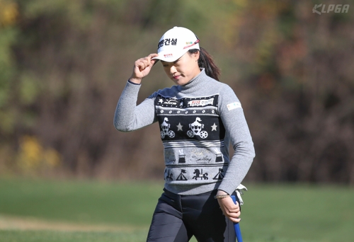 지한솔이 5번홀 버디 성공 후 인사하는 모습. [KLPGA 제공=연합뉴스]