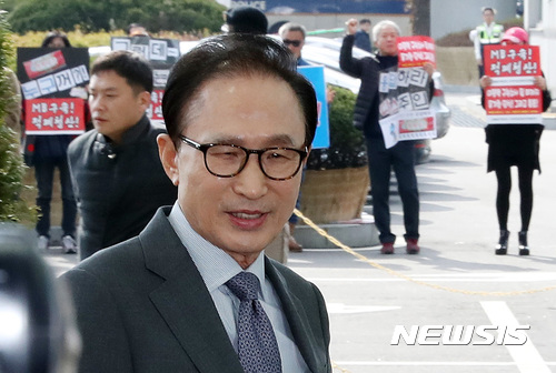 【인천공항=뉴시스】이명박 전 대통령이 12일 바레인 출국을 위해 인천국제공항 귀빈실로 들어서고 있다. 이 전 대통령은 최근 적폐청산 수사와 관련해 재임시절 군 사이버사령부의 정치관여 사건과 국정원의 정치관여에 직접 개입했다는 의혹을 받고 있다.
