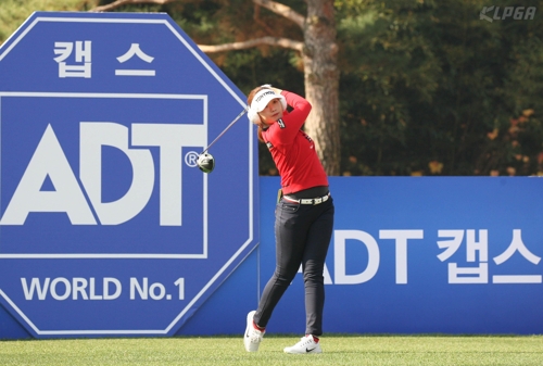 티샷하는 이정은.(KLPGA 제공)