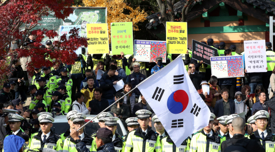 박정희 전 대통령 탄생 100주년인 14일 오전 경북 구미시 상모동 박 전 대통령 생가 앞에서 구미참여연대 등 진보단체와 보수 성향 시민들이 경찰을 사이에 두고 대치하고 있다.