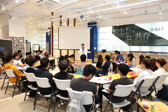 경기 용인시 죽전로에 위치한 단국대 죽전캠퍼스 SW디자인융합센터에서 학생들이 4차 산업혁명에 대비한 ‘디자인싱킹’(Design Thinking·혁신을 위한 사고방식)교육을 받고 있다.