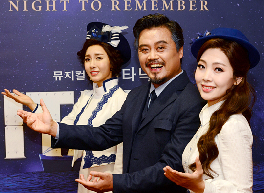뮤지컬 ‘타이타닉’ 개막일인 지난 10일 서울 샤롯데시어터에서 만난 1등실 승객 역의 이희정(가운데), 2등실의 윤공주(왼쪽), 3등실의 이지수 배우.  신창섭 기자 bluesky@