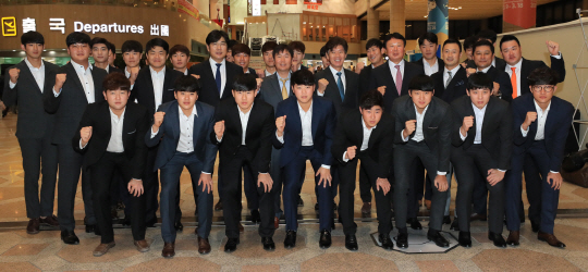 일본에서 열리는 아시아프로야구챔피언십(APBC)에 출전하는 야구대표팀이 14일 오전 김포국제공항에서 출국에 앞서 파이팅을 외치고 있다.  연합뉴스