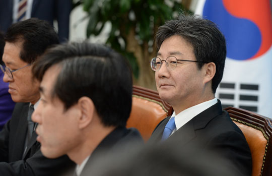 유승민(오른쪽) 바른정당 대표가 14일 오전 국회에서 열린 최고위원·국회의원 연석회의에서 하태경 최고위원의 발언을 듣고 있다.