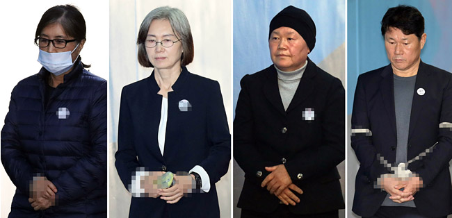 최순실(왼쪽 사진부터) 씨, 이화여대의 최경희 전 총장, 김경숙 전 신산업융합대학장, 남궁곤 전 입학처장이 14일 오전 서울 서초동 서울고등법원에서 열린 정유라 씨의 부정 입학 및 학사 특혜 관련 항소심 선고 재판에 출석하기 위해 호송차에서 내려 법정으로 향하고 있다.  연합뉴스