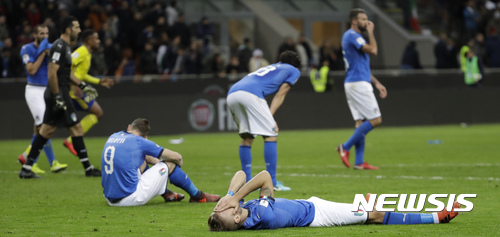 【밀라노(이탈리아)=AP/뉴시스】이탈리아 축구 대표팀 선수들이 13일 밀라노 산시로 스타디움에서 열린 월드컵 축구 본선 진출을 가리는 스웨덴과의 플레이오프 2차전에서 득점없이 비겨 본선 진출이 무산되자 망연자실해 하고 있다.