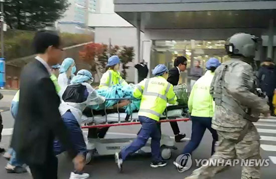 (수원=연합뉴스) 13일 오후 총상을 입고 귀순한 북한 병사가 경기도 수원시 아주대병원 경기남부권역외상센터에 헬기로 이송돼 곧바로 수술실로 옮겨지고 있다. [독자제공 = 연합뉴스]