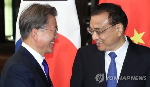 문재인 대통령과 리커창 총리.[연합DB]